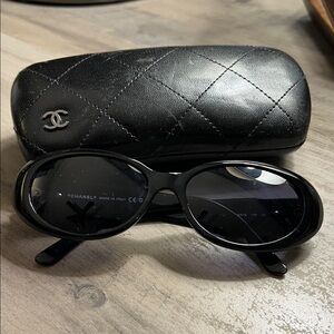 CHANEL Elegant Black Sunglasses